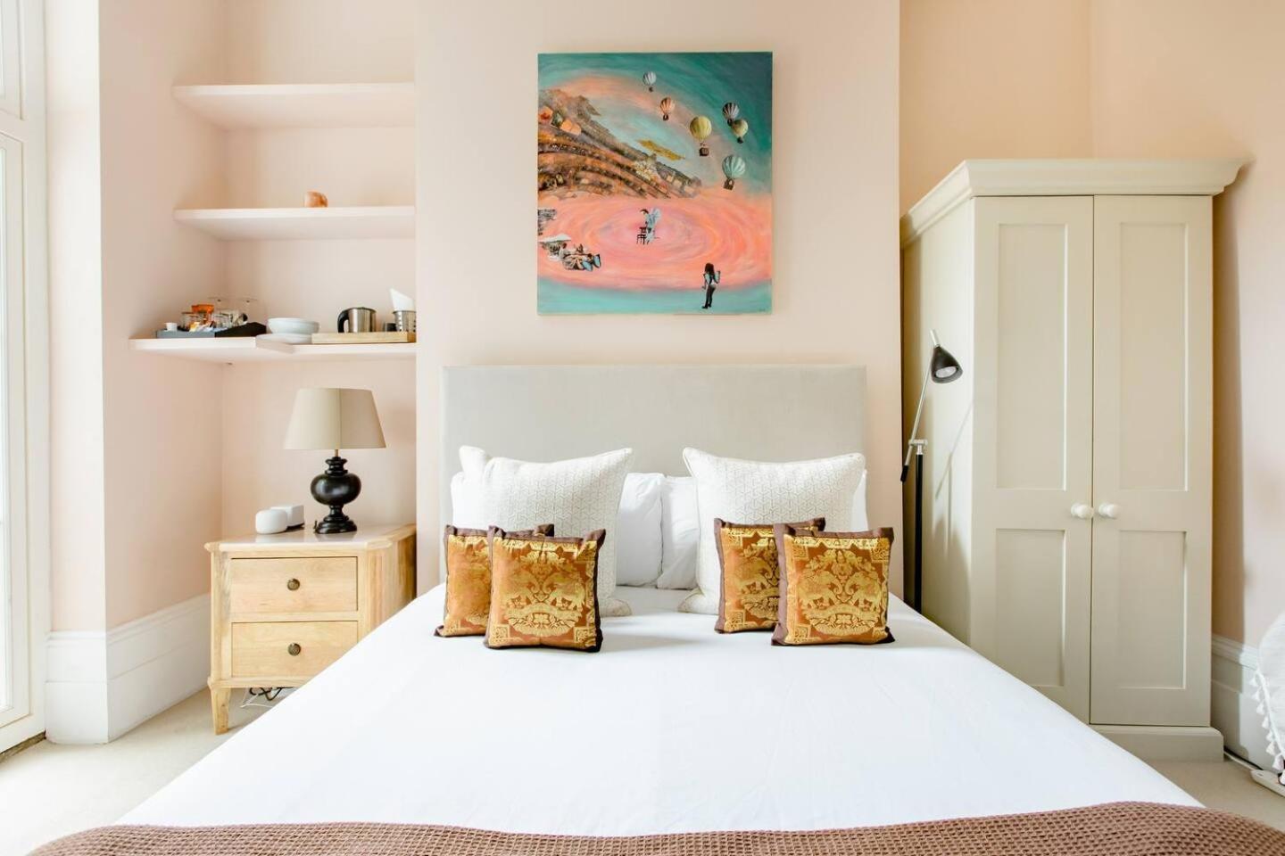 Luxury King-Bed Ensuite With Quiet Private Patio Londen Buitenkant foto