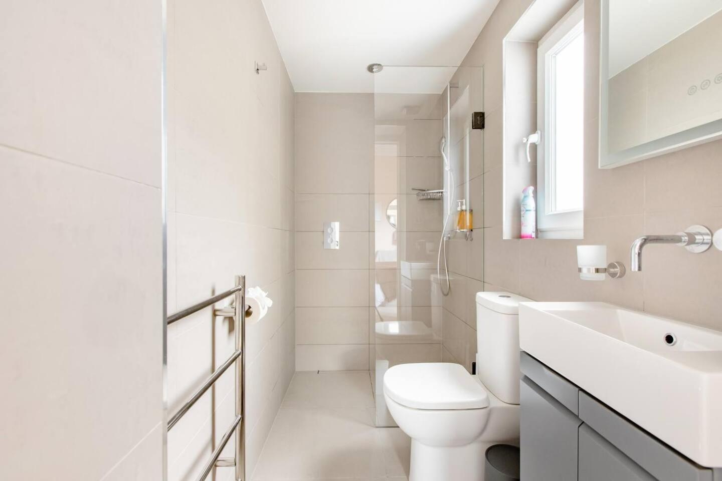 Luxury King-Bed Ensuite With Quiet Private Patio Londen Buitenkant foto