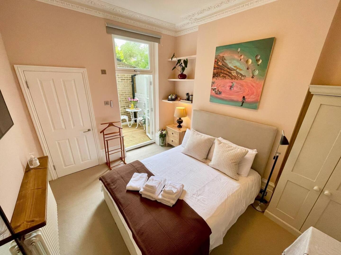 Luxury King-Bed Ensuite With Quiet Private Patio Londen Buitenkant foto