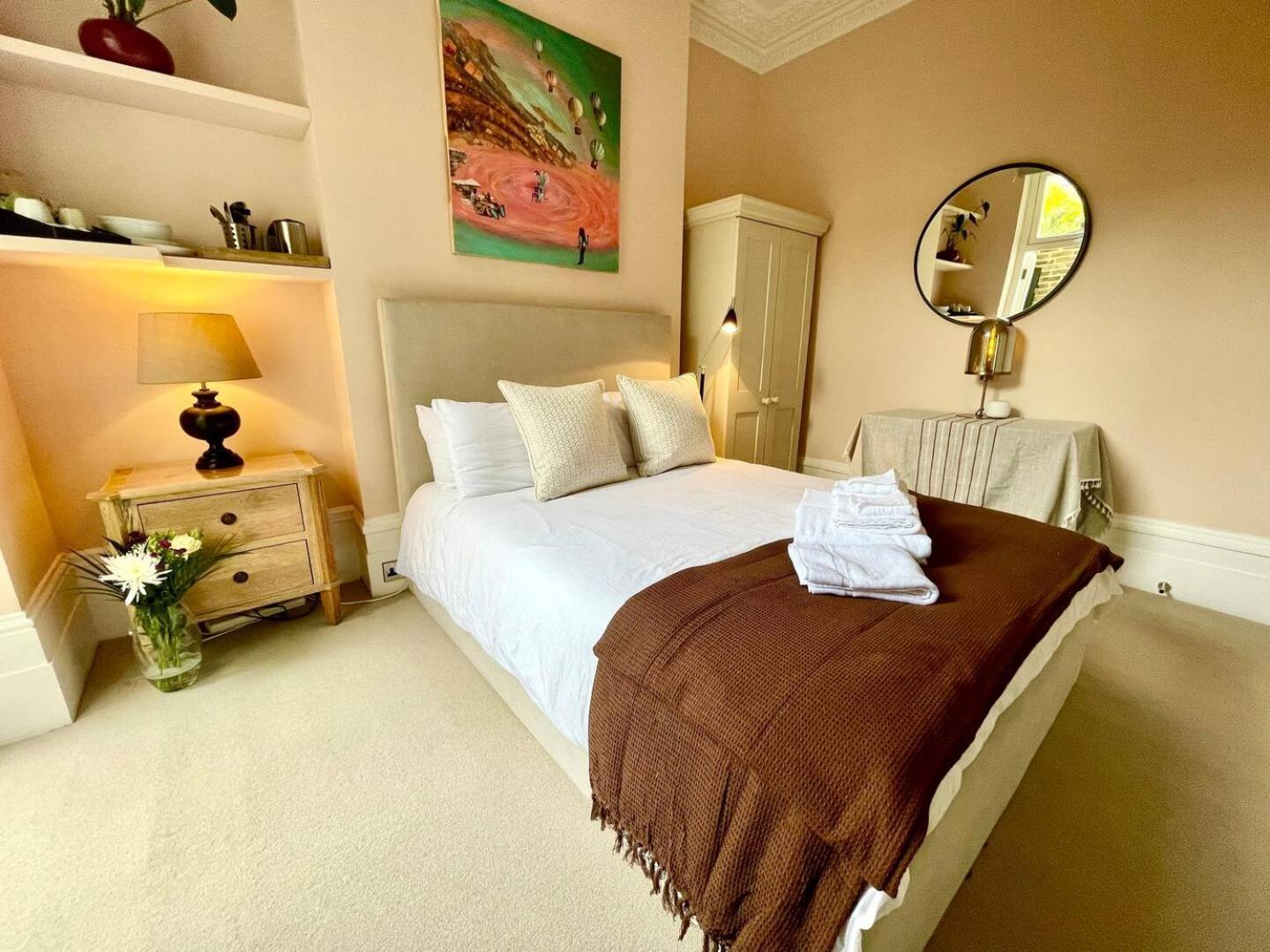 Luxury King-Bed Ensuite With Quiet Private Patio Londen Buitenkant foto