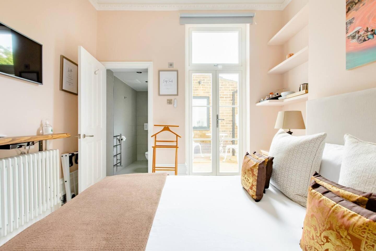 Luxury King-Bed Ensuite With Quiet Private Patio Londen Buitenkant foto
