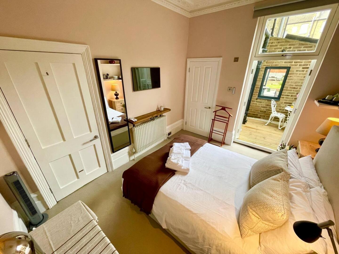 Luxury King-Bed Ensuite With Quiet Private Patio Londen Buitenkant foto