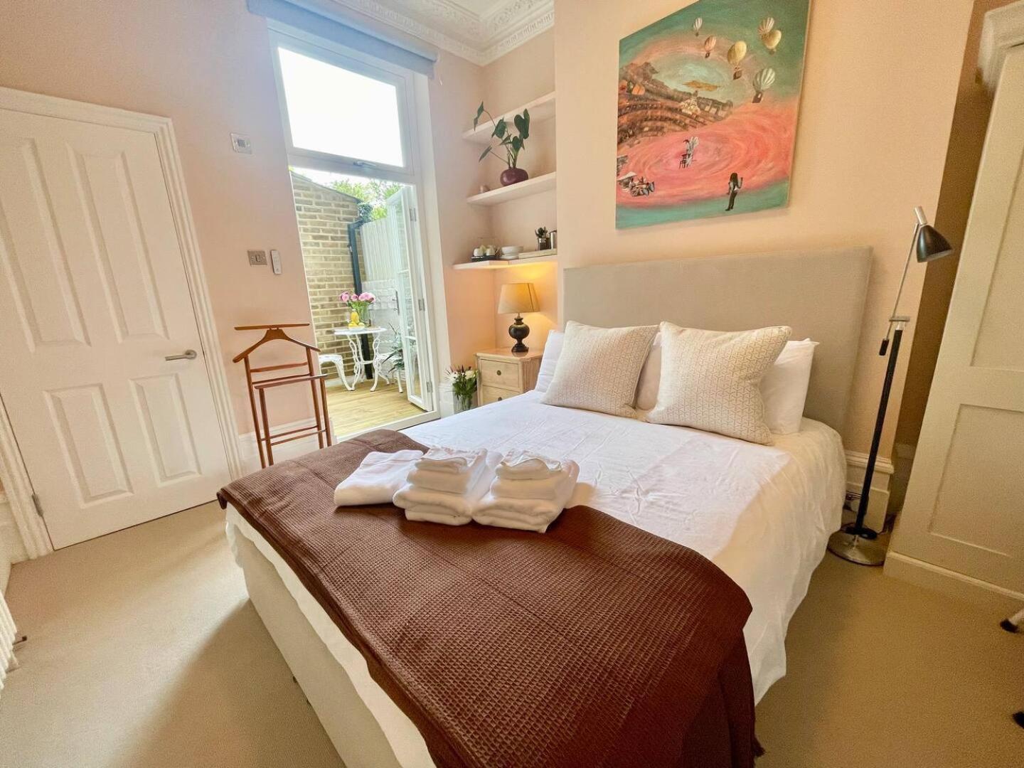 Luxury King-Bed Ensuite With Quiet Private Patio Londen Buitenkant foto